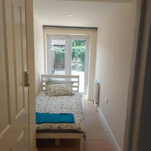 Guest house Vibrant Single Only For One Adult, Southall